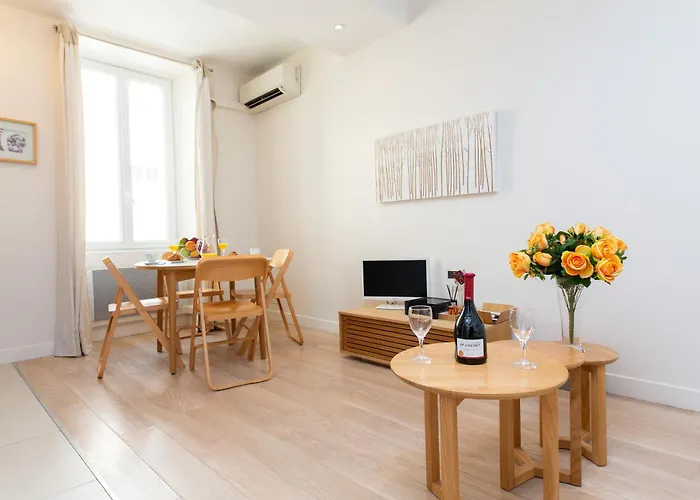 Le Cosy Yourhosthelper